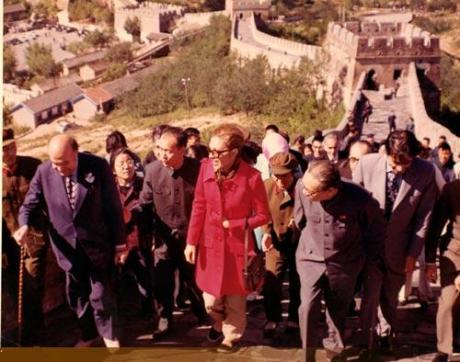 pictory: Shahbanou Farah visits China's Great Wall (1970's)