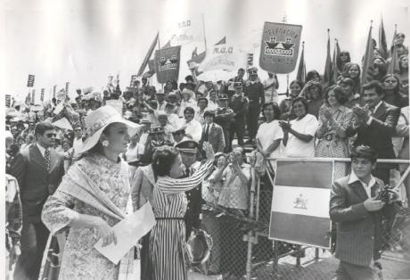 pictory: Shahbanou Farah Greeted by Crowds in Mexico 1975