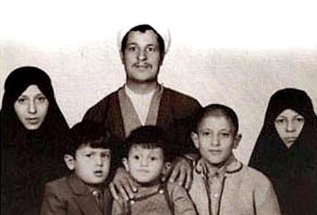 pictory: Young hojjat-ol eslam Rafsanjani with Family (year?)