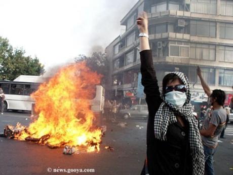 Iran at the crossroads: Revolution or Bargaining? 