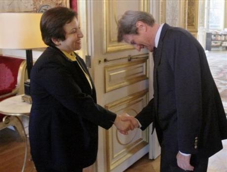 France's FM Bernard Kouchner Bows to Iran's Shirine Ebadi (Paris)