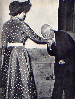 pictory: Baise Main, Mossadegh Kissing Soraya 