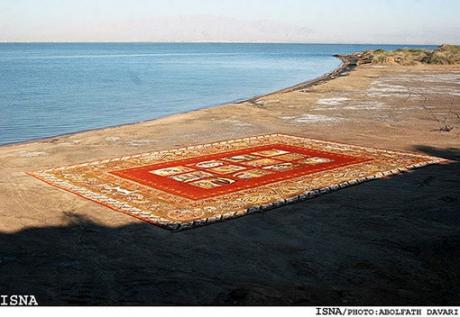 Iran creates world's largest sand carpet on the shores of Persian Gulf 